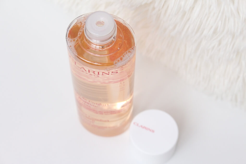 Clarins Water Comfort One-Step Cleanser 50 ml ทำความสะอาดเครื่องสำอางและสิ่งสกปรกในขั้นตอนเดียว ให้ผิวสะอาดหมดจดเนียนนุ่มน่าสัมผัส   อ่อนโยนให้ความรู้สึกสดชื่น ช่วยปรับสภาพและปลอบประโลมผิว เหมาะสำหรับผิวแห้งและผิวธรรมดา